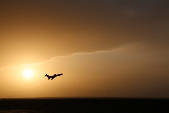 晚霞中的无人机.jpg 晚霞中的无人机.jpg